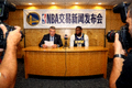 NBA交易新闻发布会的现场画面